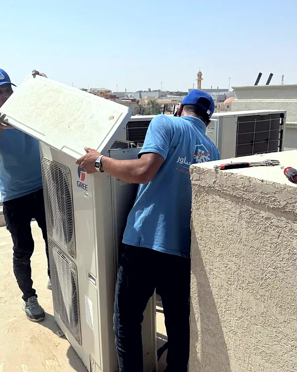 فك غطاء الوحدة الخارجية للصيانة