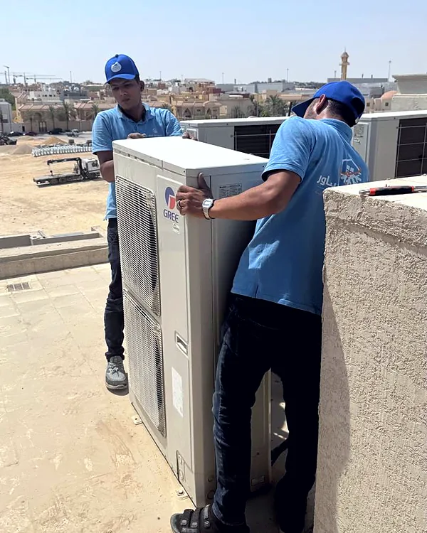 صيانة وحدة تكييف خارجية على السطح